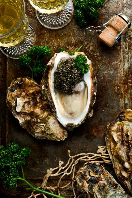 Austern und Kaviar: Erheben wir das Glas auf ein neues Jahr voller Genüsse!